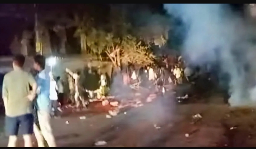 चाईबासा में हिंसक हुआ नो-एंट्री आंदोलन, पुलिस-पथराव, लाठीचार्ज और आंसू गैस से मचा हड़कंप — एसडीपीओ की गाड़ी क्षतिग्रस्त, कई घायल